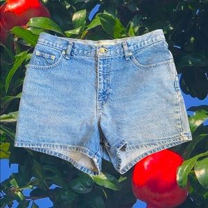 🌞Vintage Low Waisted Denim Shorts 🌞